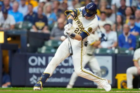 Henderson, Yelich lead Brewers past Cubs for series sweep